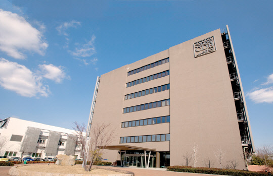 고베 바이오메디컬 이노베이션 클러스터 내에 위치한 이화학연구소(RIKEN) 발생·재생과학종합연구센터(CDB) 전경.